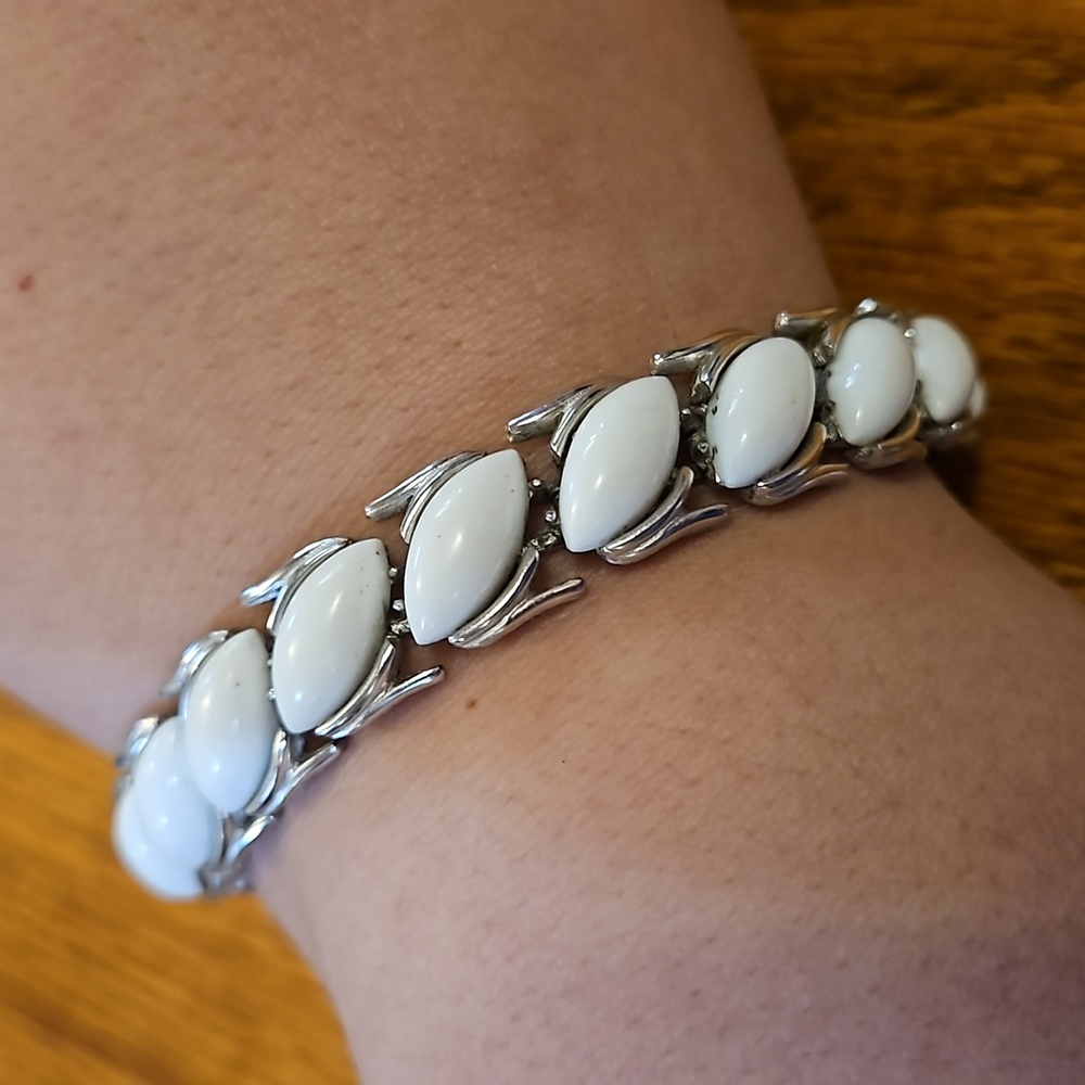Trifari Vintage Bracelet Silver and White Thermoset clasp